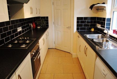 3 bedroom terraced house to rent - Photo 4
