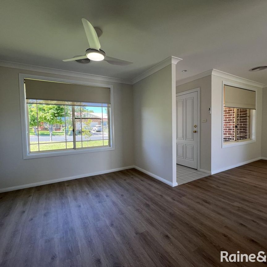 Renovated & Spacious 2 Bedroom Villa - Photo 1