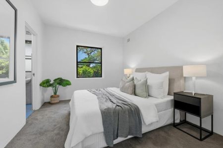 Charming One Bedroom Apartment Close to Everything - Photo 3