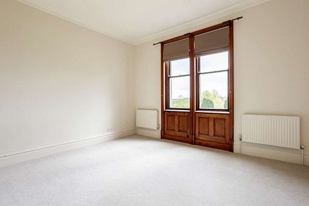 Spacious flat in magnificent Grade II* listed house. - Photo 5