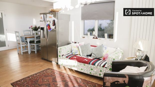 Room for rent in 2-bedroom house in Killiney, Dublin - Photo 1