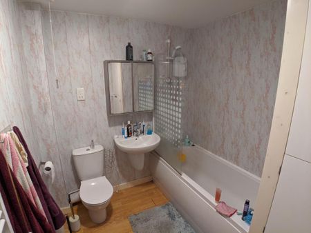 2 bedroom flat to rent - Photo 2