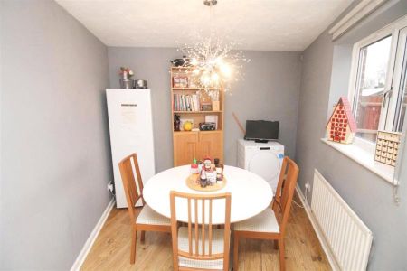 4 bedroom townhouse to rent Saracens Wharf, Bletchley, Milton Keynes, Buckinghamshire, MK2 - Photo 2