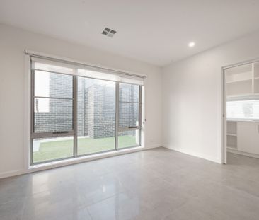 Spacious 4 Bedroom Townhouse - Photo 2