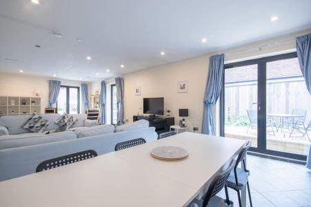 1 bedroom in a house share to rent - Photo 2