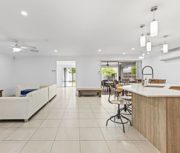 Spacious Family Home - Flexible Living Options - Photo 2