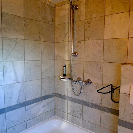 Mitten in der Stadt! Ruhige Dachgeschosswohnung mit kl. Terrasse im Altbau sucht Individualisten! - Photo 4