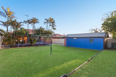 Fantastic 3 Bedroom Home, Great Location, Great Outdoor Entertaining Area! - Photo 2