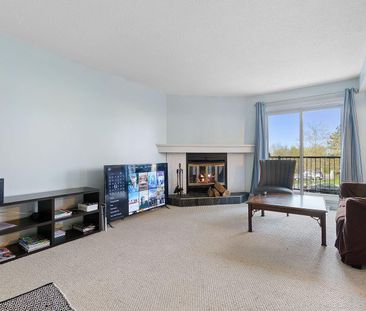 Bright & Fully Furnished 2-Bedroom Rental in Gatineau - Photo 2