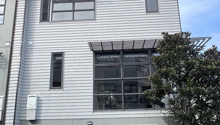 Stylish & Secure - Fully Furnished Four-Bedroom Home in Prime Epsom Location - Photo 2