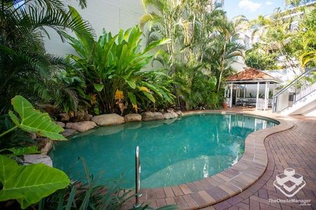 3 bedrooms, 2 NEW BATHROOMS, 2 car lock up garage - Photo 4