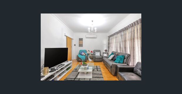 Well maintained family home with solar system! - Photo 1