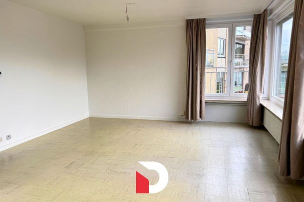 Lichtrijk gerenoveerd appartement, 3 slaapkamers en garagebox - Photo 1