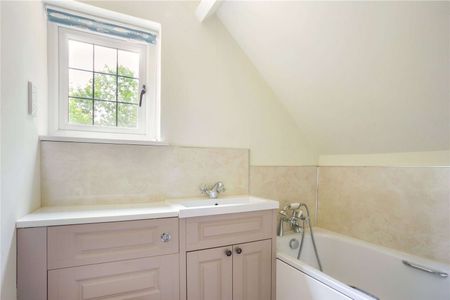 A charming three bedroom cottage in an idyllic location - Photo 4