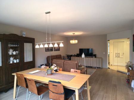 Prachtig appartement met 2 slaapkamers, ruim terras en garagebox in het hart van ’s-Gravenwezel - Photo 2