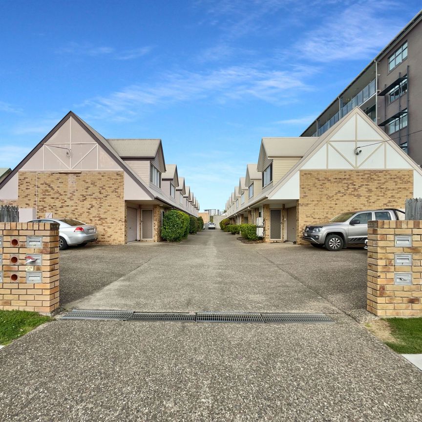 Short Walk to Sunshine Plaza and Ocean Street! - Photo 1