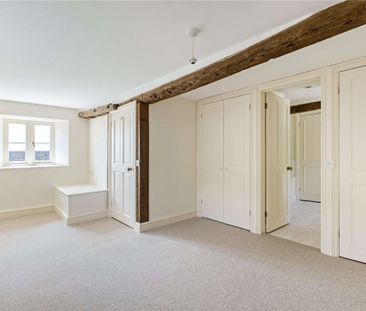 Immaculate Farmhouse in the heart of the village of Idbury. - Photo 5