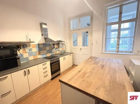 Světlý, nově vymalovaný částečně zařízený byt 3+1 o velikosti 74 m - Fotografie 5