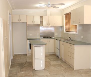 Positioned perfectly in Altona Meadows - Photo 5