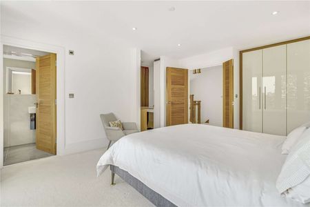 A fantastic five bedroom family home, split over four floors, benefitting from off-street parking. - Photo 5