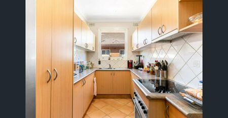 PRIVATE AND SECURE TWO BEDROOM APARTMENT IN A POPULAR LOCATION! - Photo 3