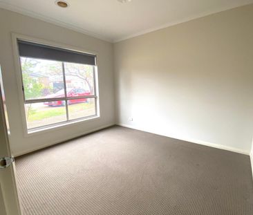 Pristine 3 bedroom home - Photo 2