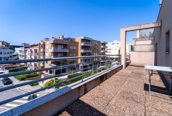 Apartamento T1 com terraço e lugar de garagem situado no Campo Alegre