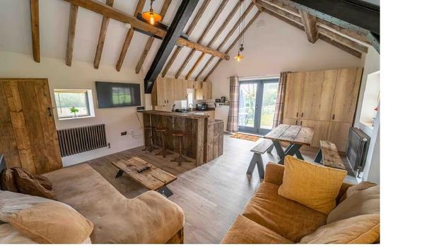 3 bedroom barn conversion to rent - Photo 1