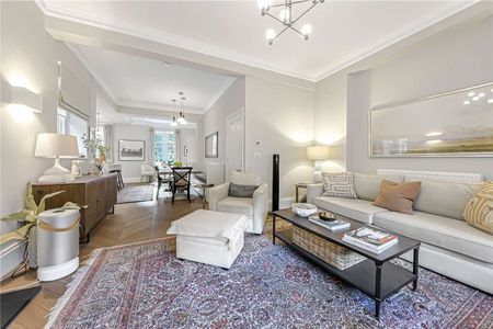 Five bedroom house located on a quiet cul de sac in the heart of St John's Wood - Photo 2