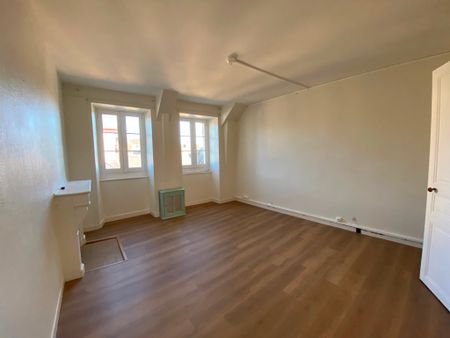 A LOUER – Appartement T3, AU COEUR du Centre Ville de Quimper, 76 m² avec deux Chambres ! - Photo 5