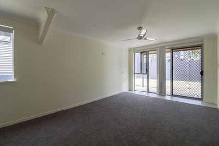 LARGE DUAL LIVING FAMILY HOME IN SOUTH GLADSTONE - Photo 2