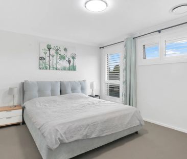 Modern & Sophisticated Home - Photo 4