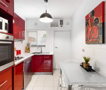 Low Maintenance Modern 2 bedroom Upstairs Unit - Located walking di... - Photo 5