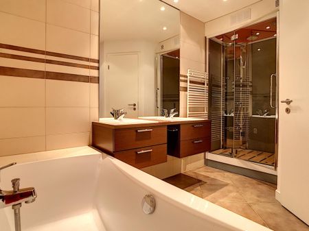 Superb ground floor with private garden in secure residence - Photo 3