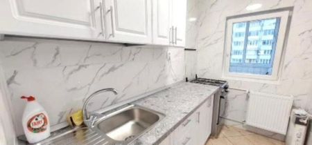 Dristor Mihai Bravu luminoasa vedere stradala - Fotografie 2