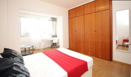 Carrer de González Tablas, Barcelona, Catalonia 08034 - Photo 2