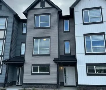 Modern Townhouse in Prime Calgary Location | 40 Evanscrest Manor Northwest, Calgary - Photo 1