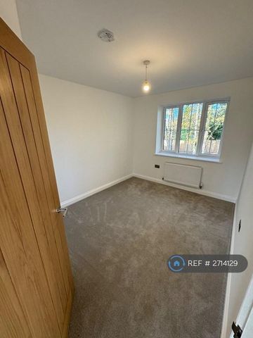 4 bedroom detached house to rent - Photo 4