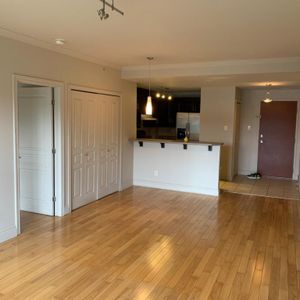 Belle copropriété 4 ½ (2 sdb) à louer dès que possible à Ville Saint-Laurent - Photo 2