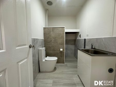 REAR Renovated Ultra-Modern 2 Bedrooms Home in Braybrook Location. - Photo 5