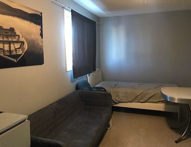 Room for rent near Memorial Dr. | Calgary - Photo 1