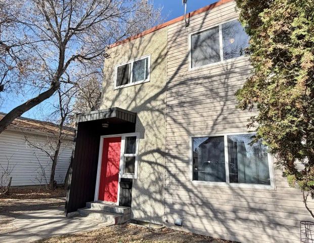UpDated Townhouse. All3floors&Bonus room — 2 Bedrooms+ Den Townhouse - Photo 1