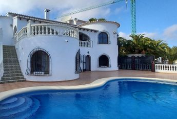 LONG TERM RENTAL. Beachfront villa for rent in Cumbre del Sol