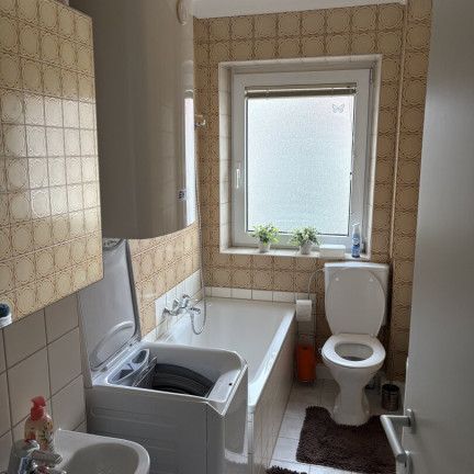 Wohnen im Grünen ohne Kompromisse - beste Infrastruktur inklusive! Gemütliche 2,5-Zimmerwohnung mit cleverer Raumaufteilung ab Sommer verfügbar! - Photo 1