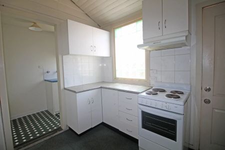 SPACIOUS 4 BEDROOM FAMILY HOME IN A POPULAR LOCATION - REAR PARKING UP TO 4 CAR SPACES - Photo 3