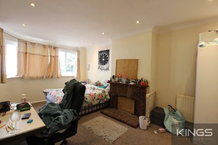 4 bedroom semi-detached house to rent - Photo 5