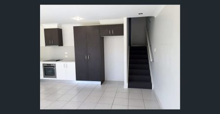 Modern Townhouse in Central Coomera Location - Photo 3