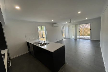 Modern 4 bedroom home in quiet location - Photo 3