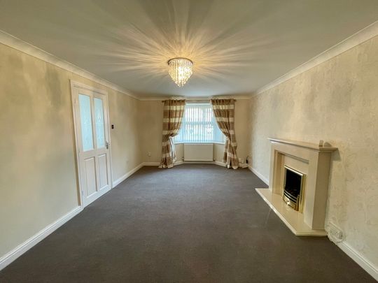 4 bedroom Detached House to let - Photo 1