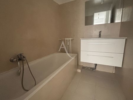 Location Appartement 4 pièces 68m² NICE 06100 - Photo 2